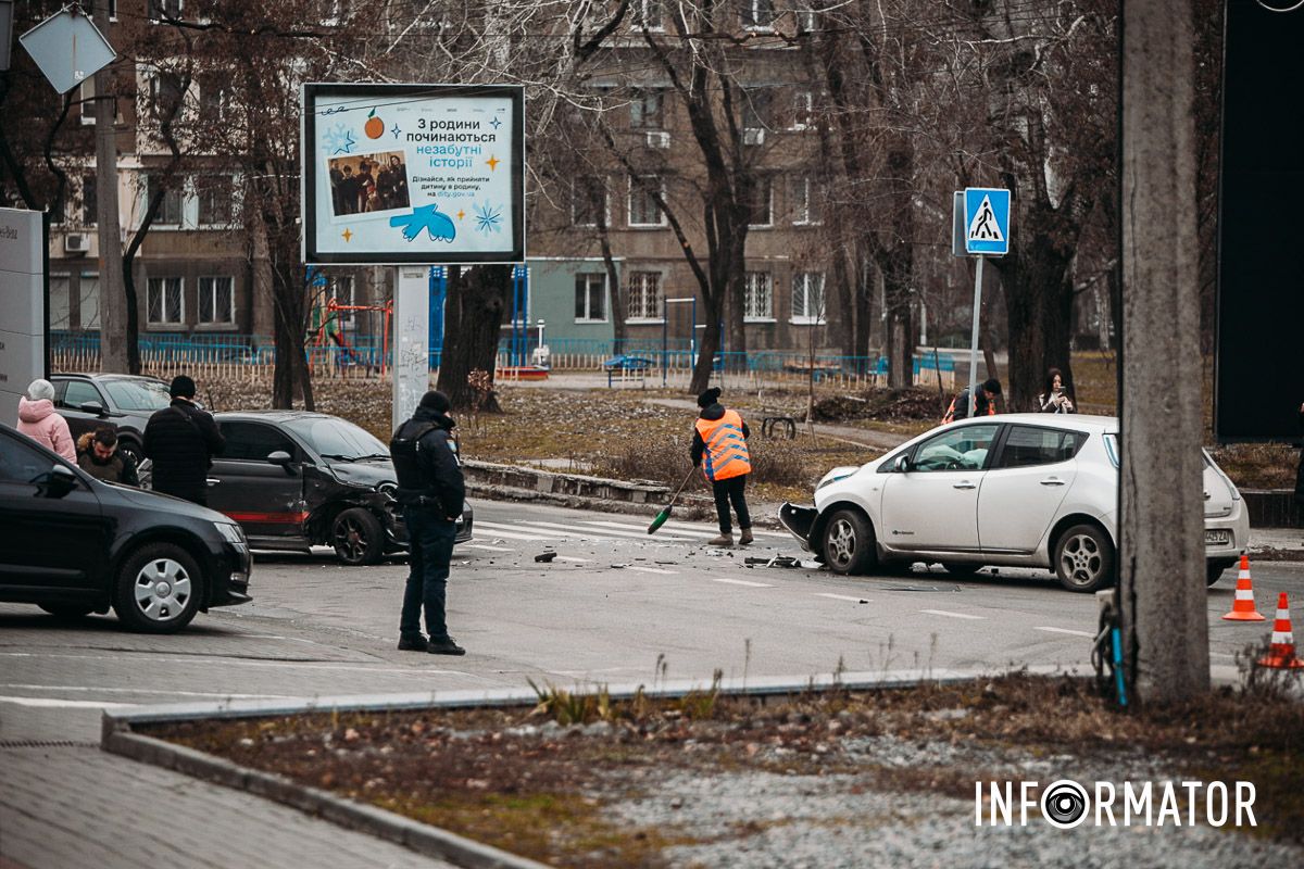 Враховуйте цю інформацію при плануванні поїздок У Дніпрі на Савченка зіткнулись Fiat та Nissan: рух ускладнено 15
