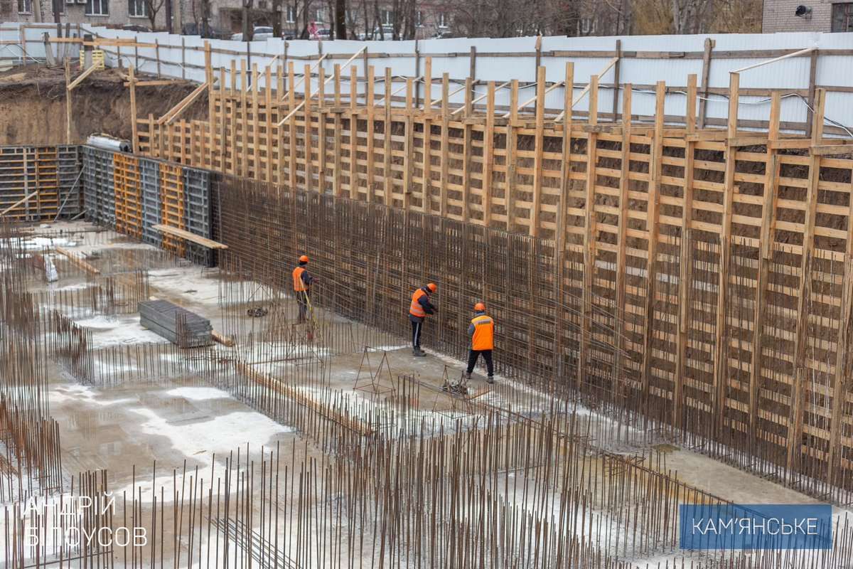 Завершити роботи планують до 1 вересня: у Кам’янському будують укриття у Гімназії №12 та Ліцеї №22 2