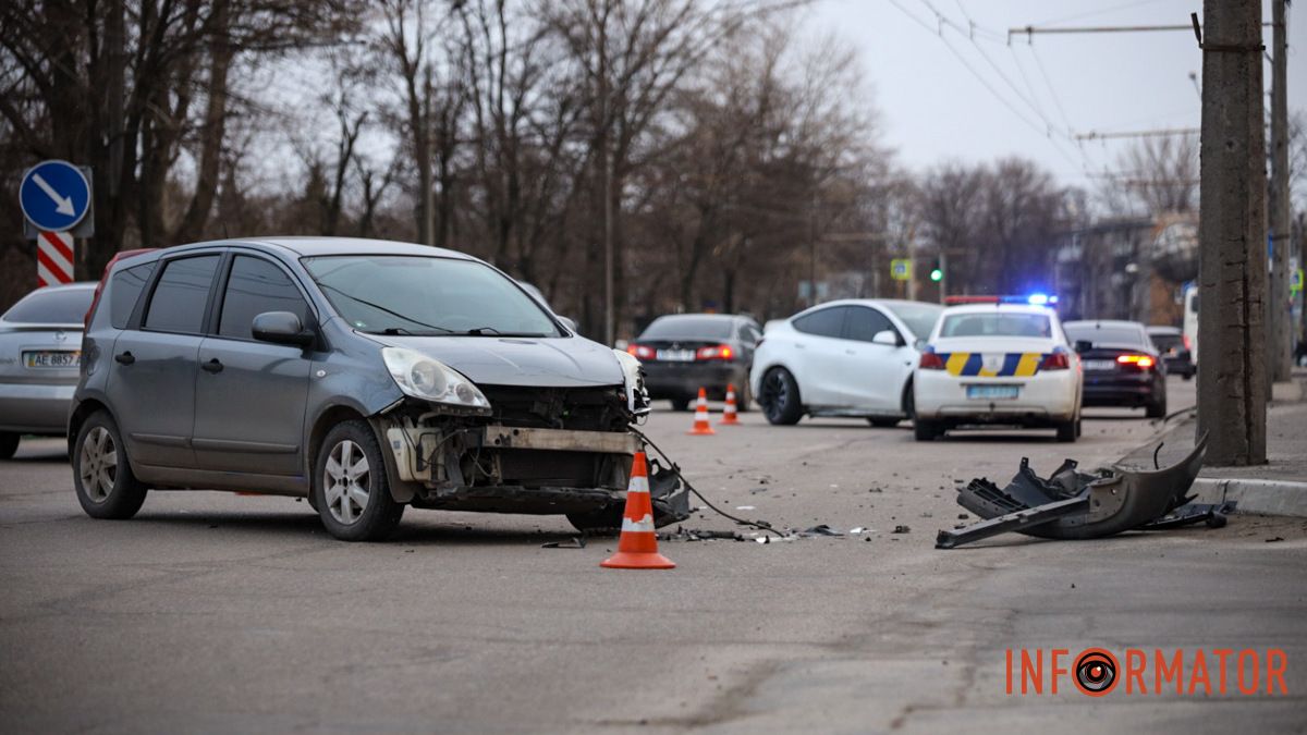 В Днепре на Запорожском шоссе вблизи ТРЦ «Дафи» столкнулись Tesla и Nissan: заняты две полосы