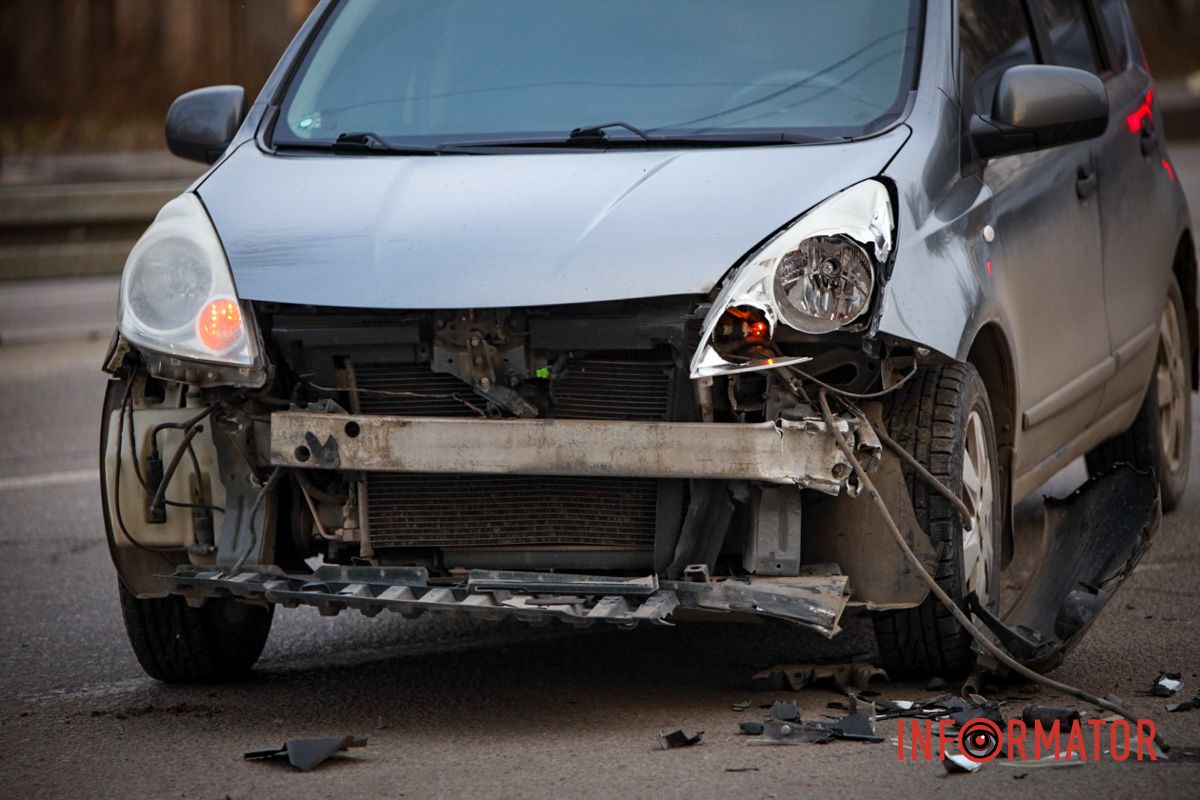 Пошкодження Nissan У Дніпрі на Запорізькому шосе поблизу ТРЦ «Дафі» зіткнулись Tesla та Nissan: зайняті дві смуги 13