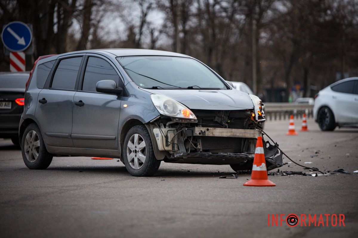 Станом на 16:27 на місці аварії працюють поліцейські У Дніпрі на Запорізькому шосе поблизу ТРЦ «Дафі» зіткнулись Tesla та Nissan: зайняті дві смуги 3