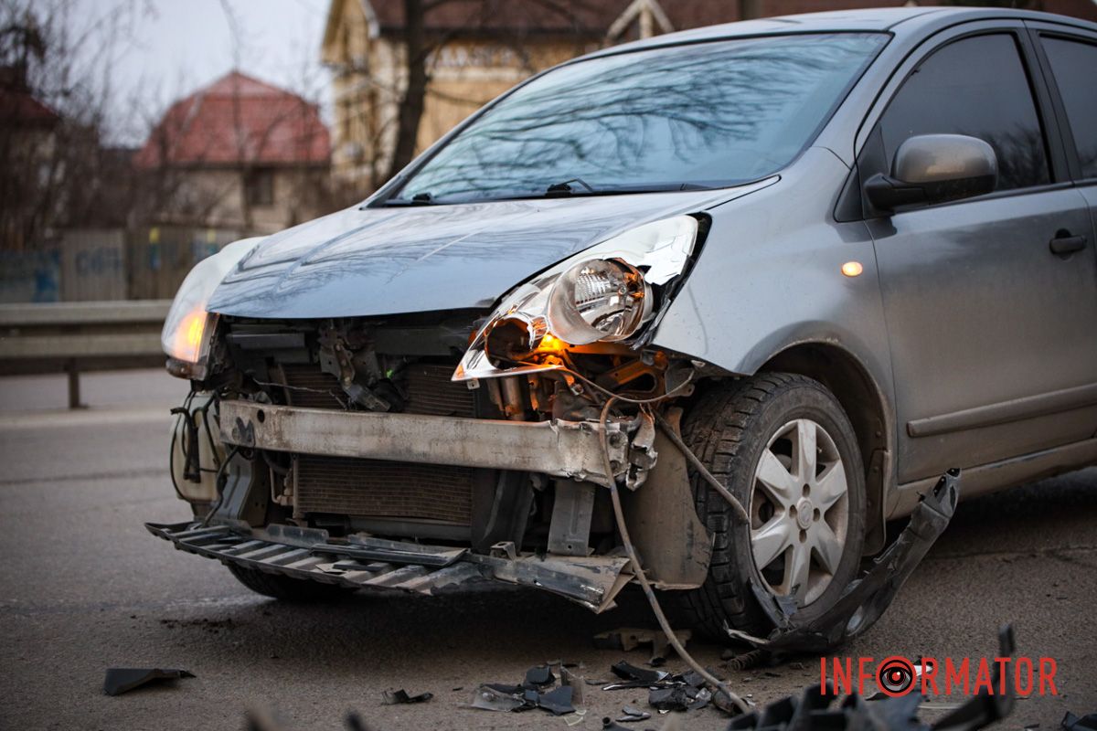 Nissan виконував розворот у дозволеному місці У Дніпрі на Запорізькому шосе поблизу ТРЦ «Дафі» зіткнулись Tesla та Nissan: зайняті дві смуги 6