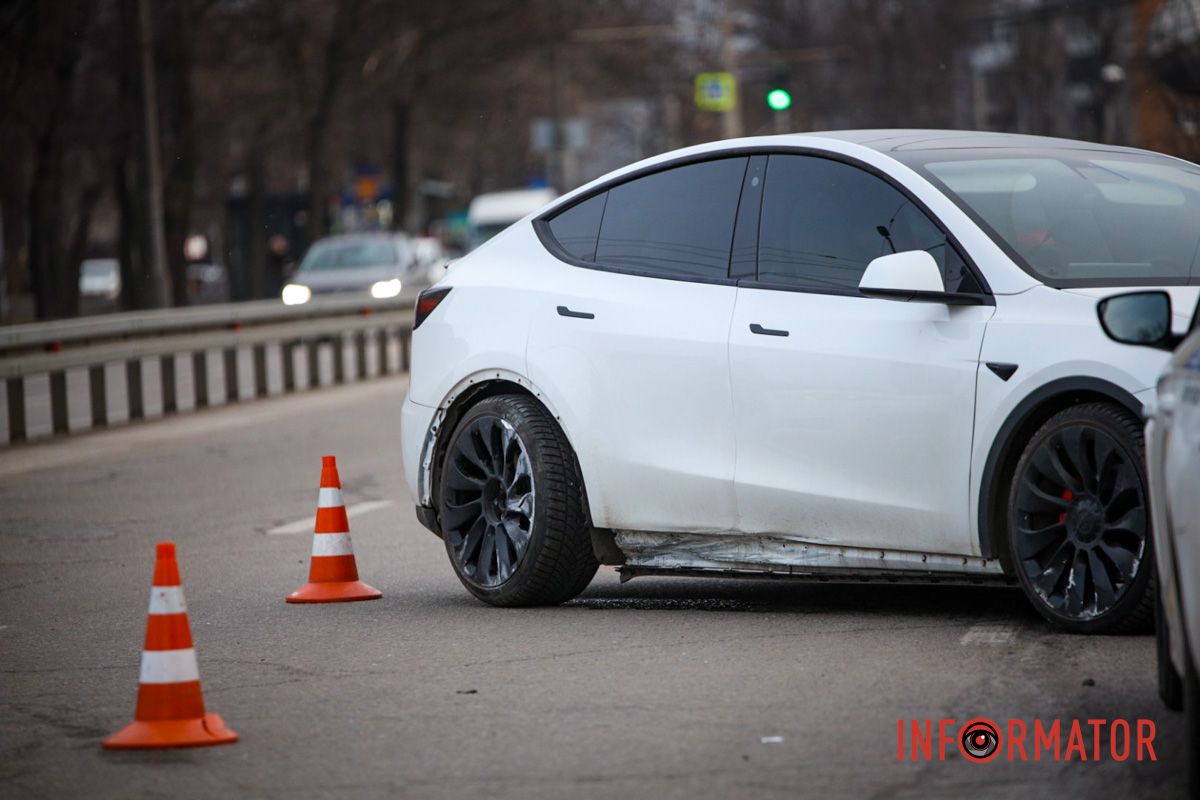 Tesla розвернуло поперек дороги У Дніпрі на Запорізькому шосе поблизу ТРЦ «Дафі» зіткнулись Tesla та Nissan: зайняті дві смуги 11