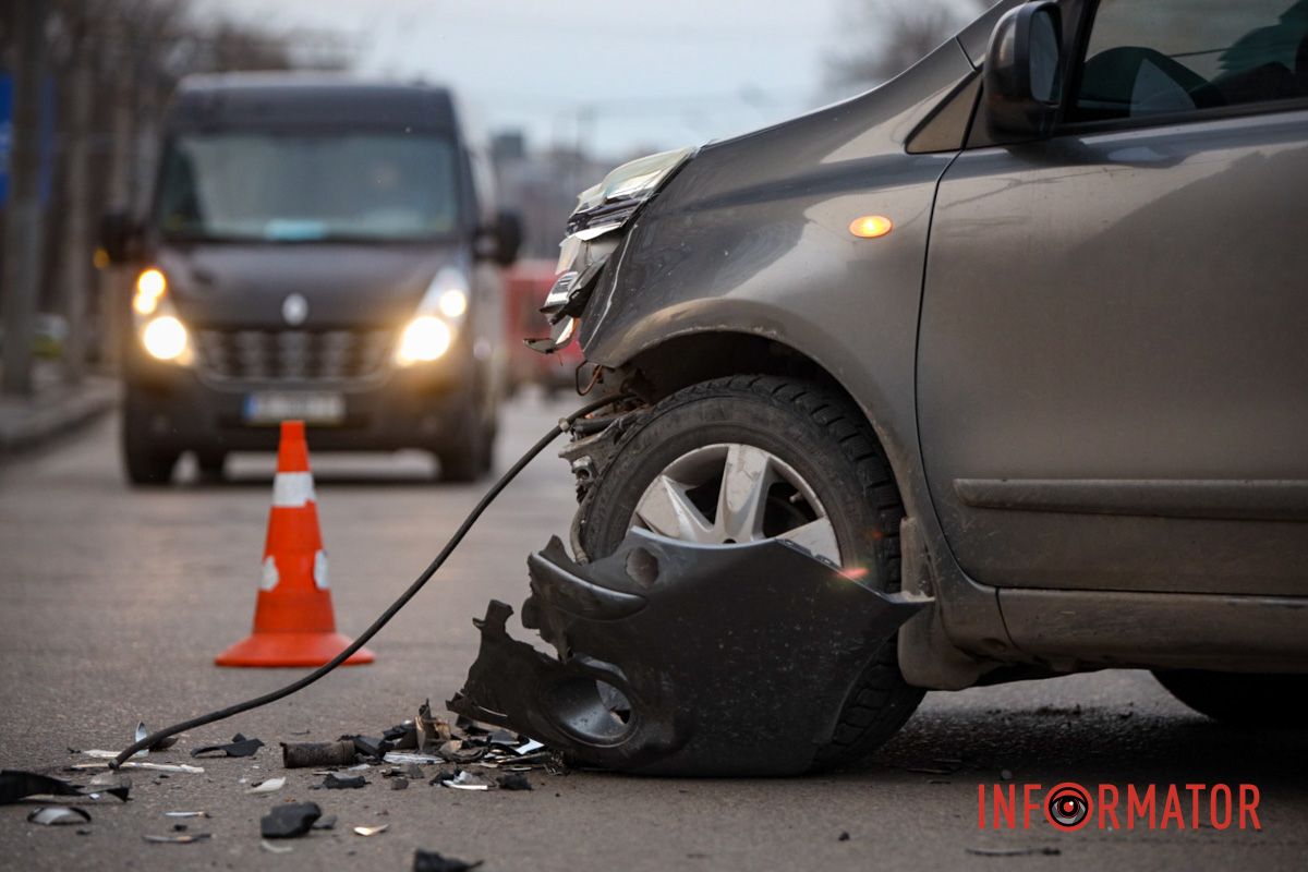 Внаслідок аварії зайняті дві смуги по Запорізькому шосе у напрямку проспекту Науки У Дніпрі на Запорізькому шосе поблизу ТРЦ «Дафі» зіткнулись Tesla та Nissan: зайняті дві смуги 9