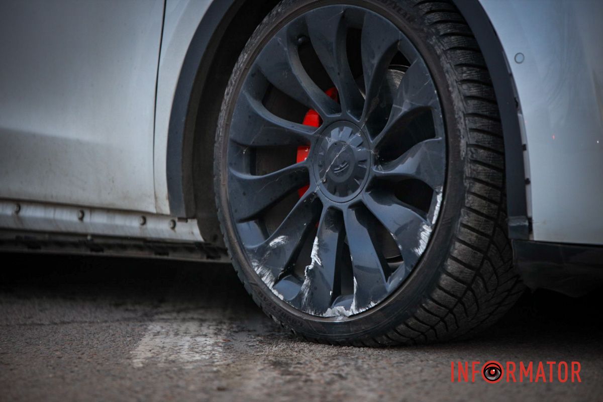 Пошкодження Tesla  У Дніпрі на Запорізькому шосе поблизу ТРЦ «Дафі» зіткнулись Tesla та Nissan: зайняті дві смуги 7