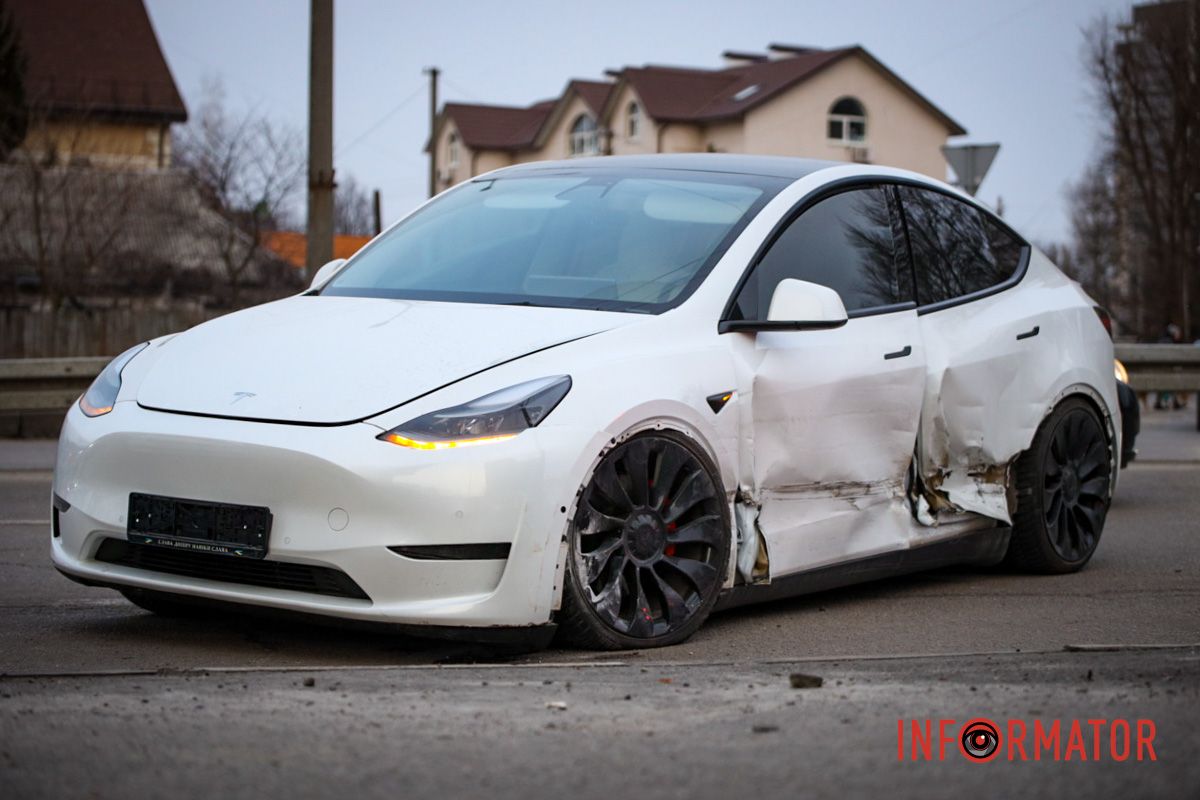 Зі сторони проспекту Богдана Хмельницького їхала Tesla У Дніпрі на Запорізькому шосе поблизу ТРЦ «Дафі» зіткнулись Tesla та Nissan: зайняті дві смуги 5