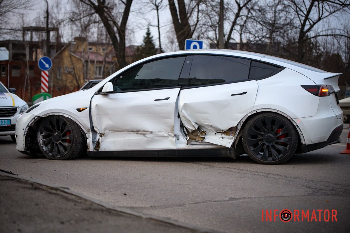ДТП на Запорізькому шосе поблизу ТРЦ «Дафі»  У Дніпрі на Запорізькому шосе поблизу ТРЦ «Дафі» зіткнулись Tesla та Nissan: зайняті дві смуги 2