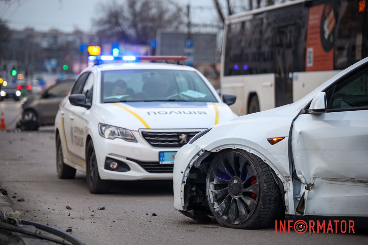 Усі обставини ДТП встановлюють правоохоронці У Дніпрі на Запорізькому шосе поблизу ТРЦ «Дафі» зіткнулись Tesla та Nissan: зайняті дві смуги 8