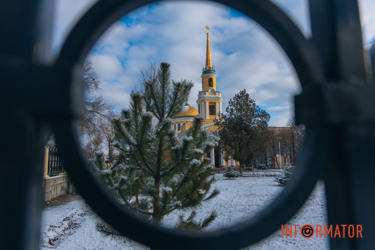 Снег на елках – атмосфера зимних праздников