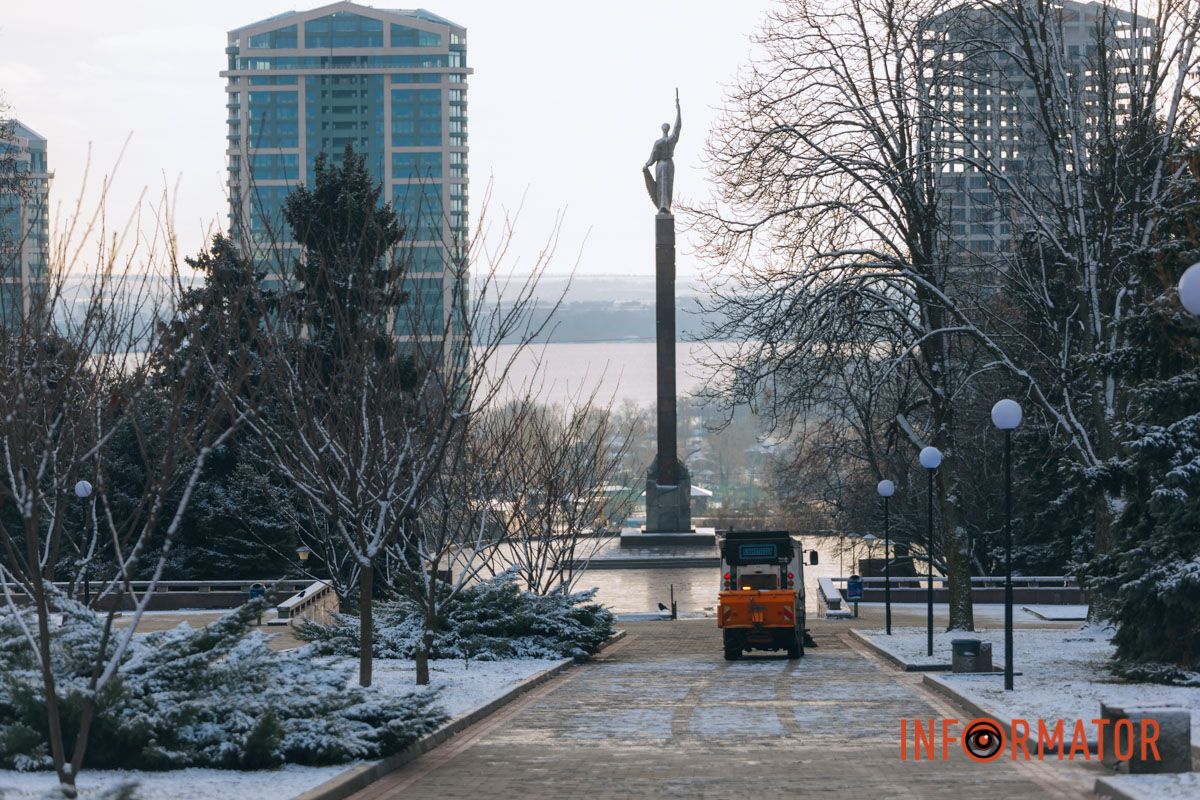 Коммунальщики с утра начали чистить улицы