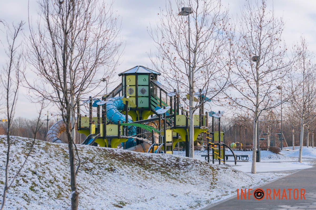 Детская площадка покрыта снегом