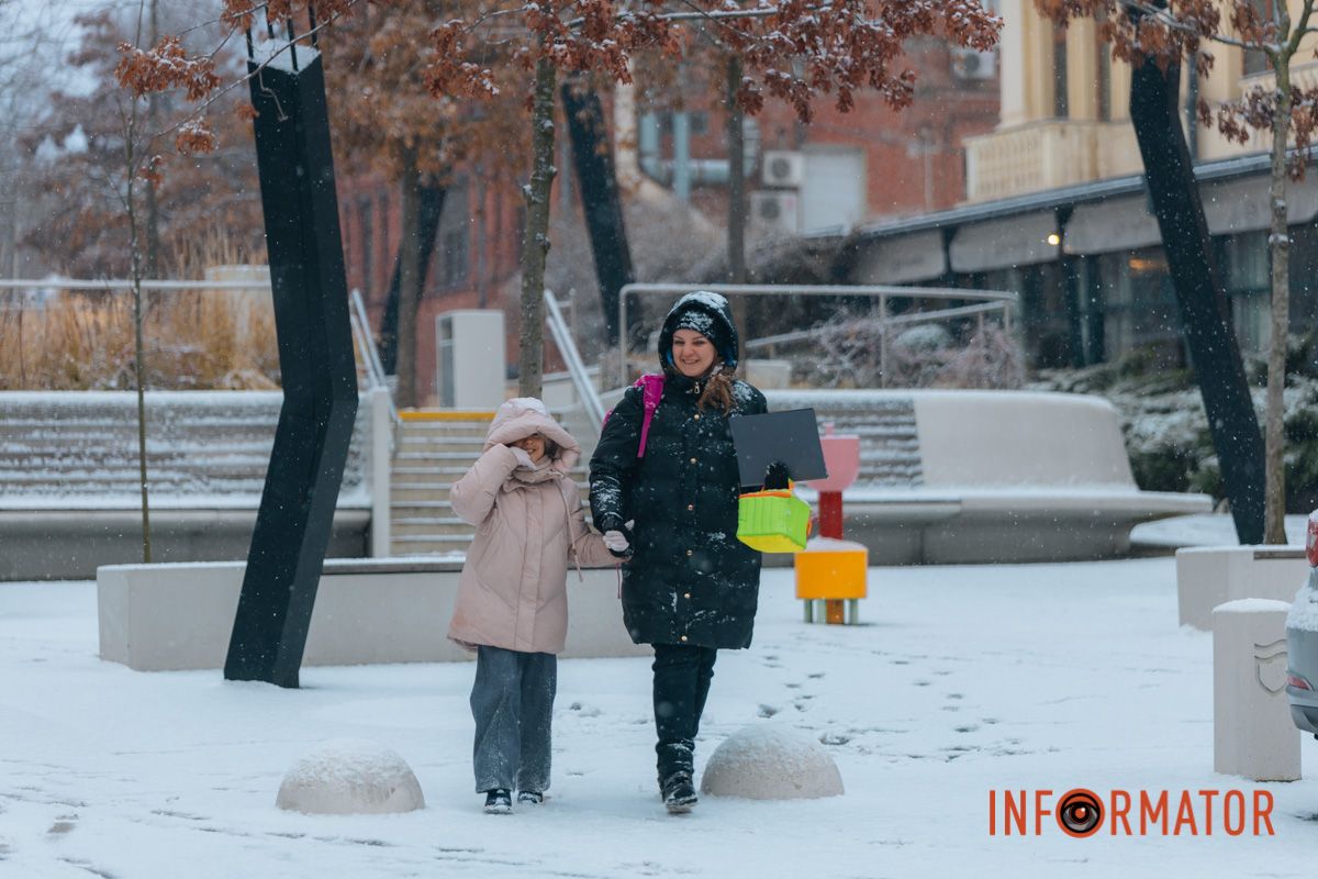 Діти та дорослі радіють снігу