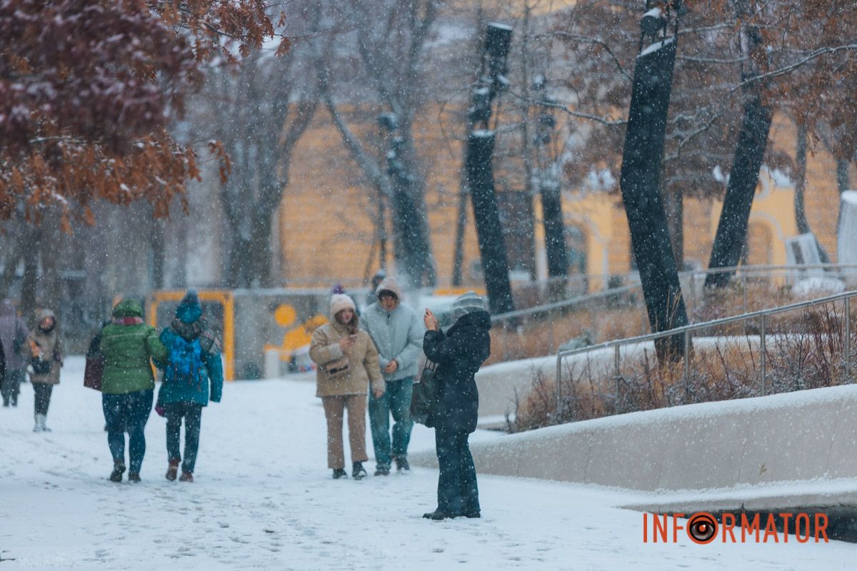 Дніпряни фотографують білі пластівці