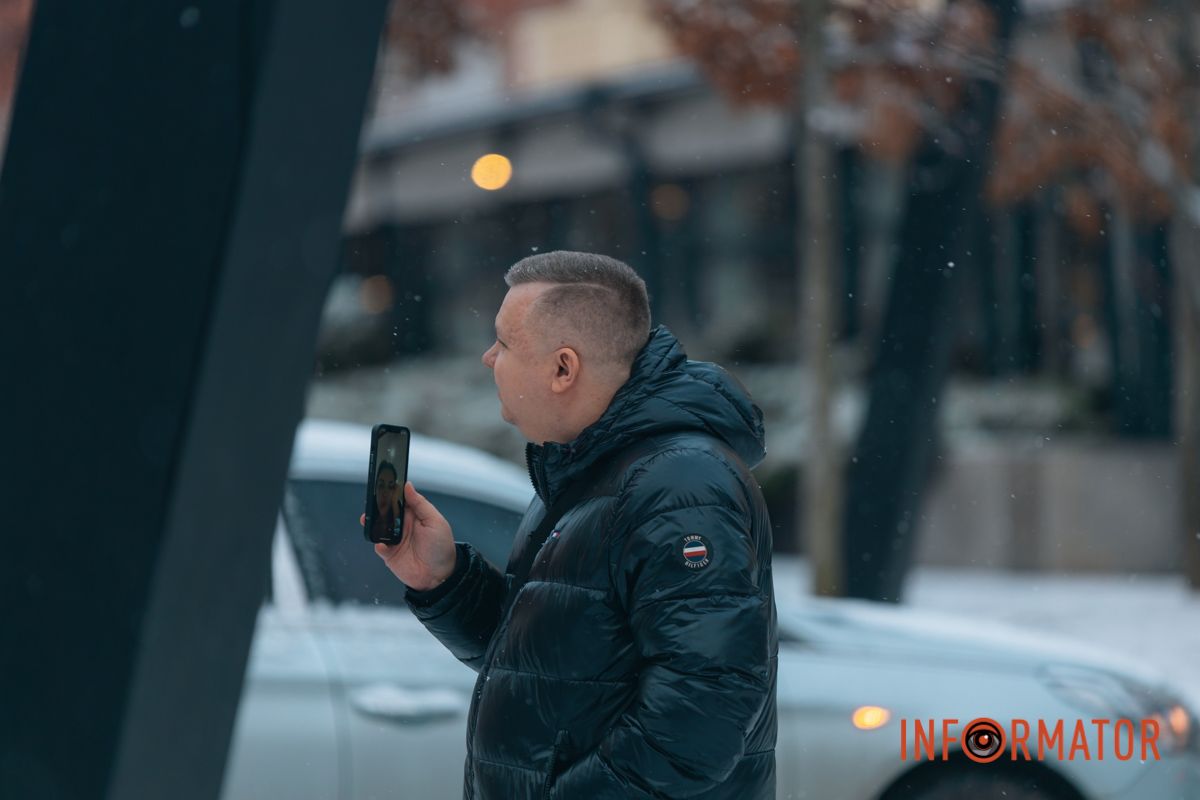 Чоловік спілкується з коханою по відеозв'язку та показує неймовірну погоду