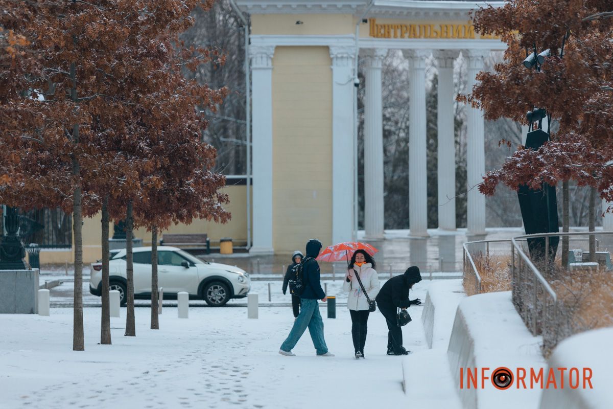 Дніпряни з парасольками не через дощ, а сніг