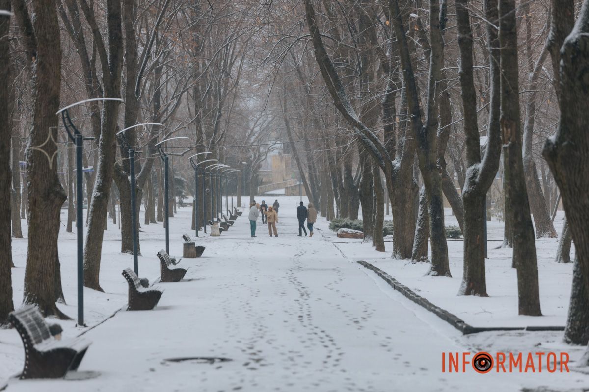 Протоптані засніжені стежинки 