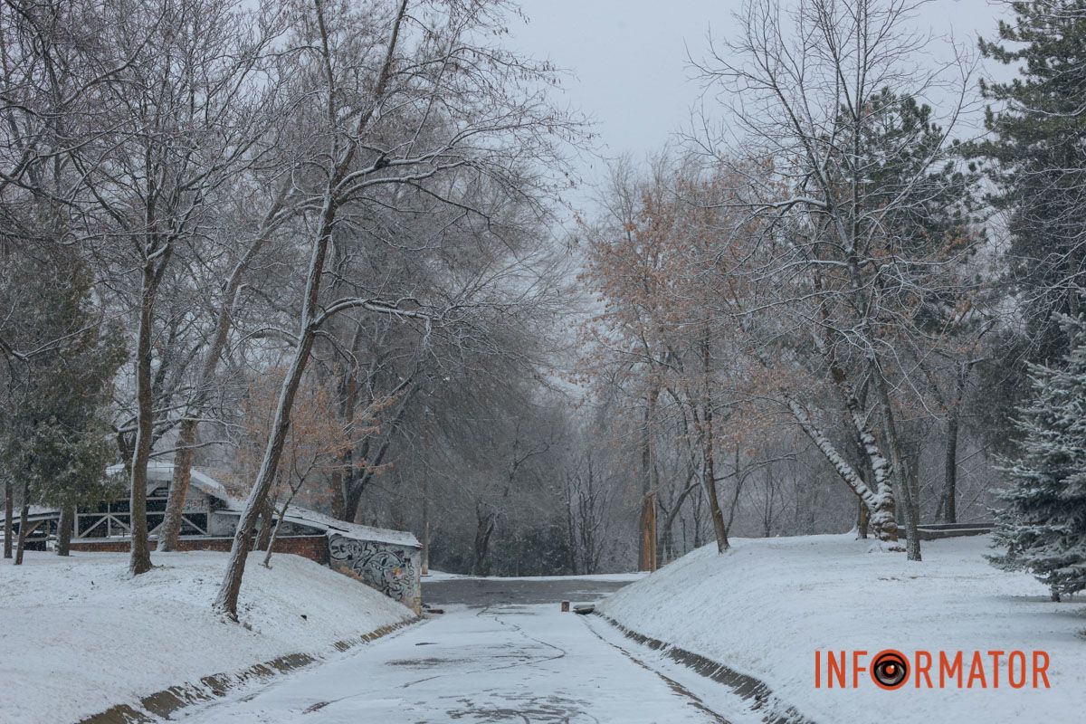 Парк Шевченка вкритий білим простирадлом