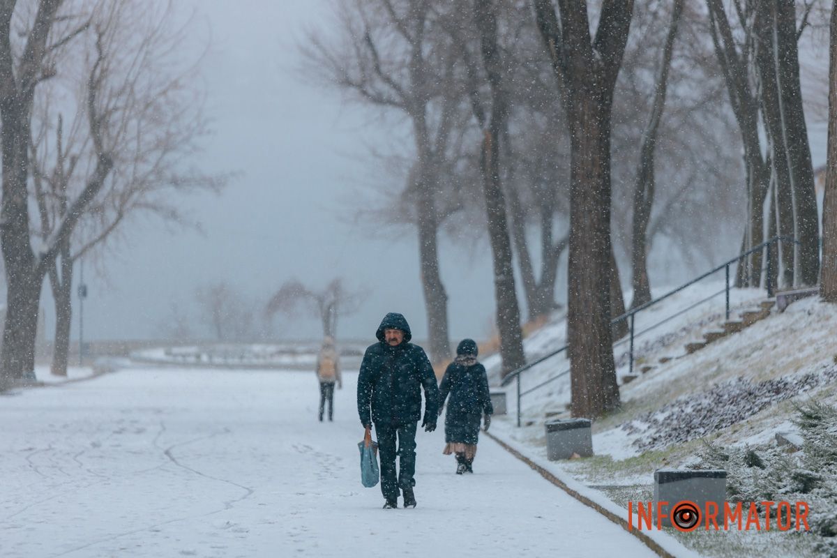 Дніпряни ховаються під капюшони від снігопаду 