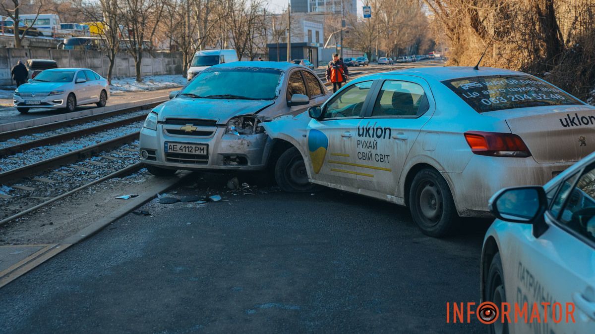 У Дніпрі на вулиці Руденка зіштовхнулись Chevrolet  та Peugeot служби таксі Uklon: рух ускладнено