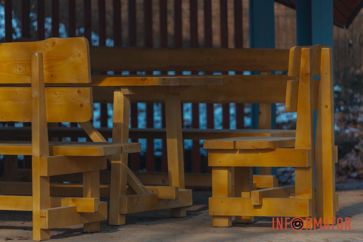 Стільці та столики в альтанці
