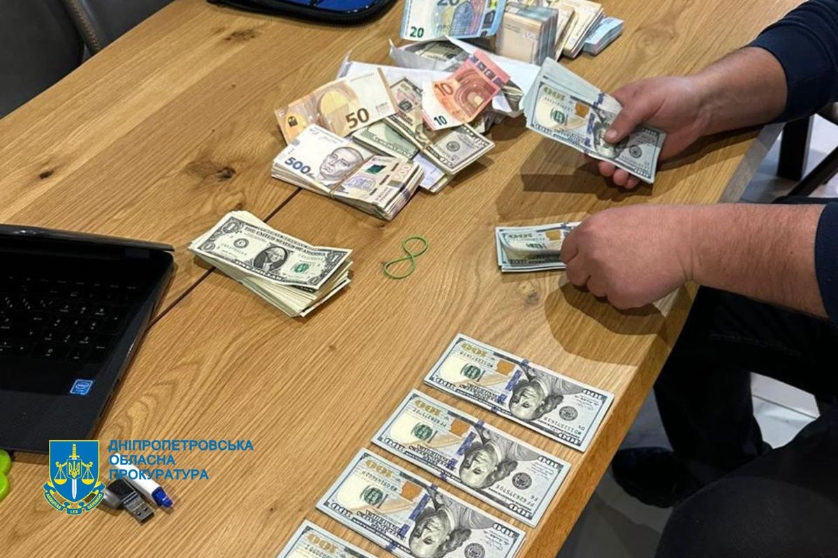 За даними слідства, інцидент трапився у Дніпрі Збитки на понад 2 мільйони гривень: у Дніпрі чоловіки захопили аптеку, підозрювані можуть вийти під заставу 1