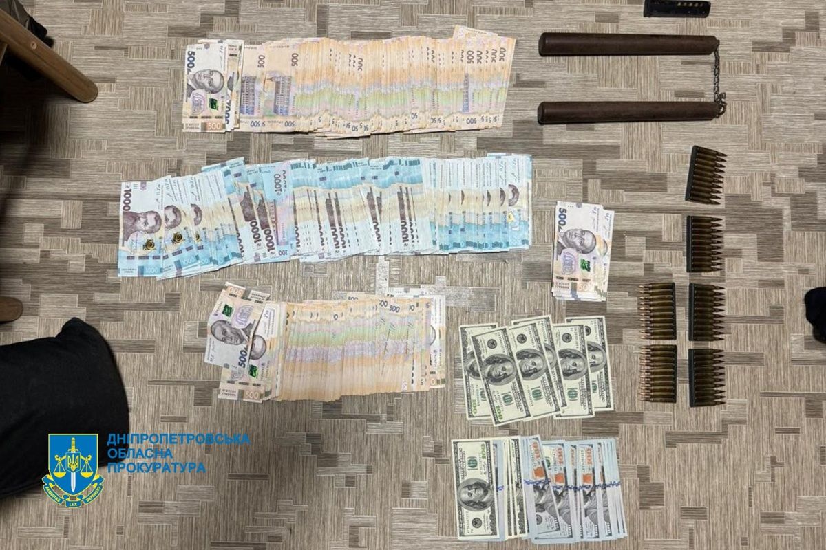 І заблокували вхід для власниці та персоналу Збитки на понад 2 мільйони гривень: у Дніпрі чоловіки захопили аптеку, підозрювані можуть вийти під заставу 3