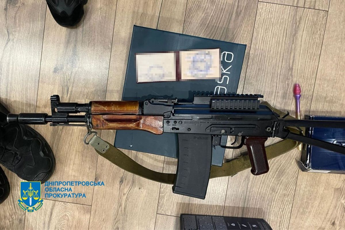 Вони залякували працівників і перешкоджали спробам винести товар, обладнання та документи Збитки на понад 2 мільйони гривень: у Дніпрі чоловіки захопили аптеку, підозрювані можуть вийти під заставу 4