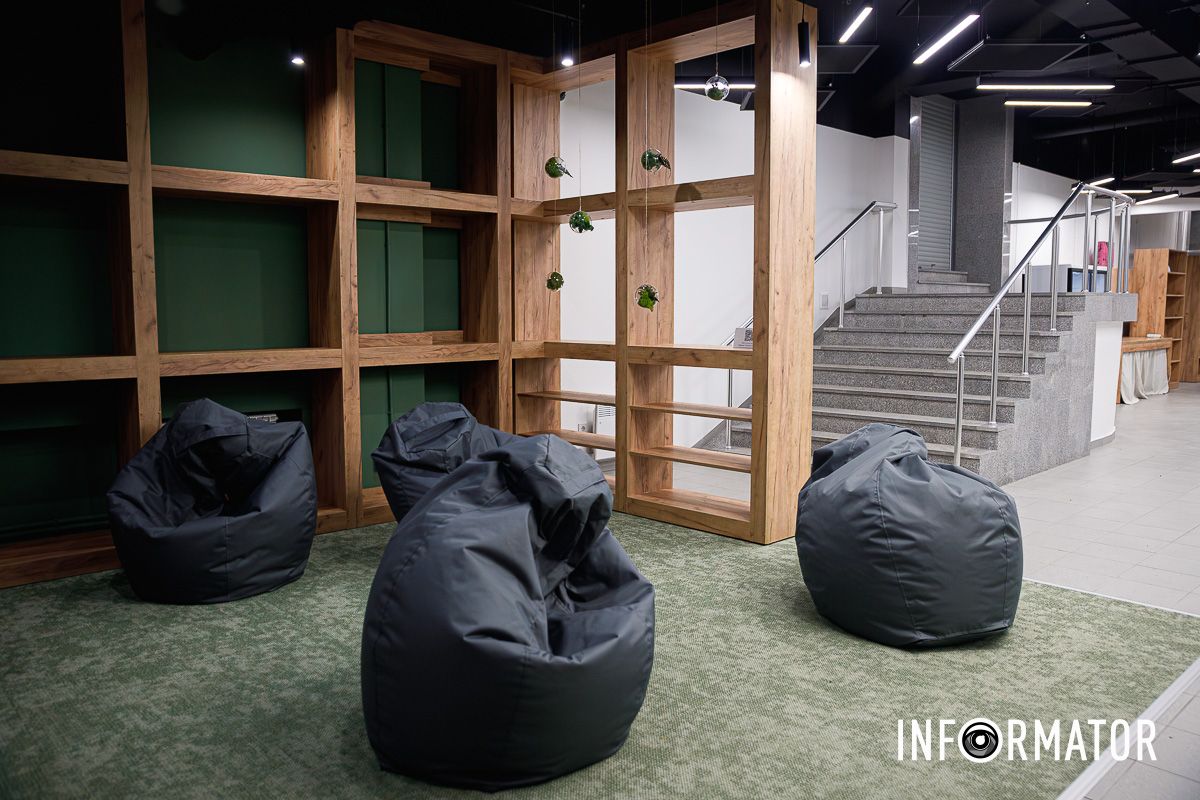 Еще есть комнаты для самостоятельной работы, кафетерий, туалеты и душевые. В Днепре в университете Гончара появилось второе в Украине разумное укрытие для студентов: как оно выглядит 12