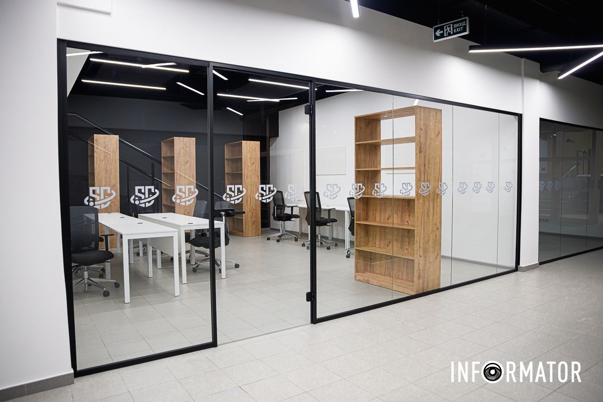 В безопасной зоне мы увидели все необходимое для организации и безопасного проведения студенческих мероприятий В Днепре в университете Гончара появилось второе в Украине разумное укрытие для студентов: как оно выглядит 17