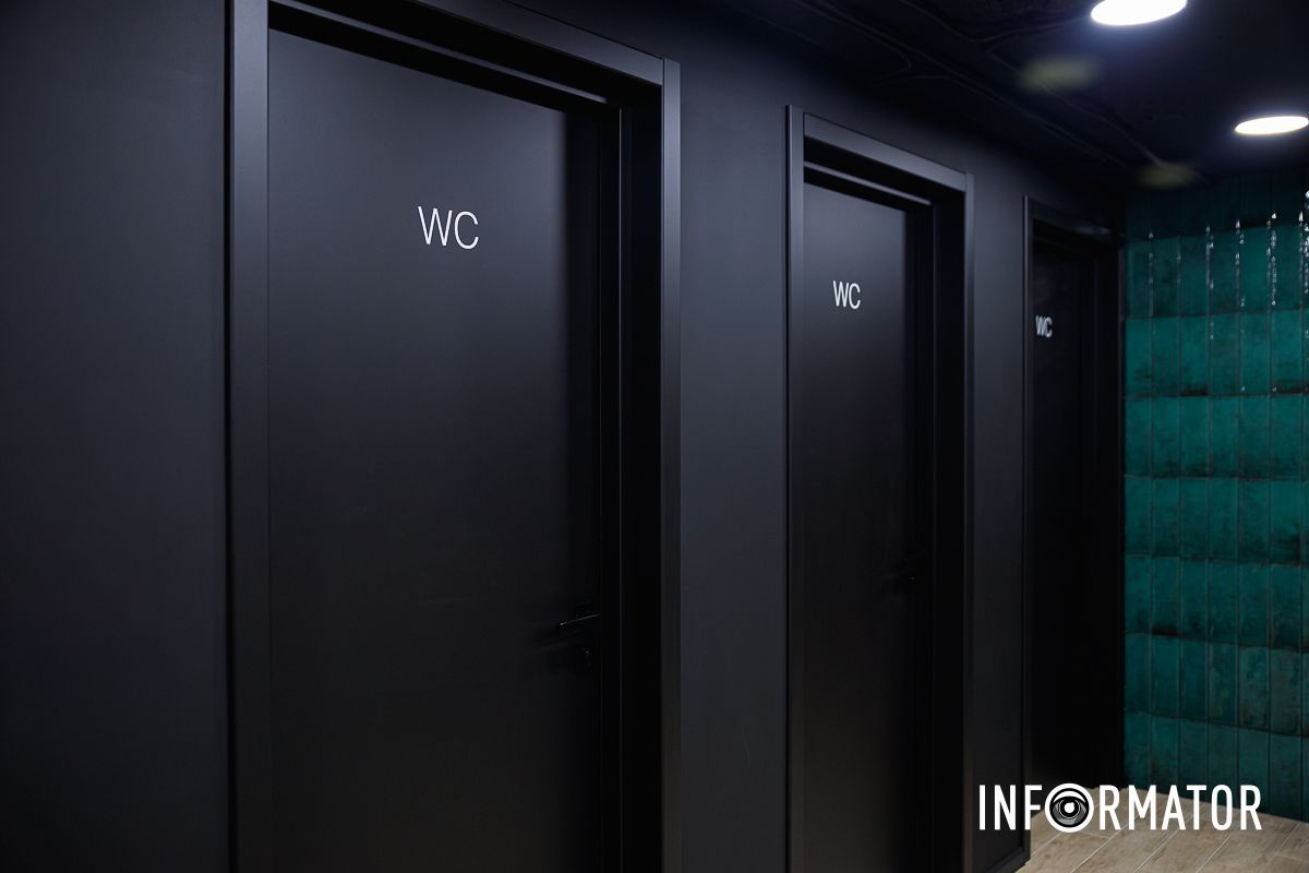 Уборные в смартукрытии в Днепре В Днепре в университете Гончара появилось второе в Украине разумное укрытие для студентов: как оно выглядит 28