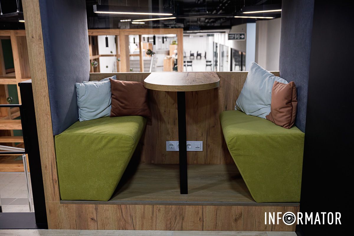 Множество розеток В Днепре в университете Гончара появилось второе в Украине разумное укрытие для студентов: как оно выглядит 32