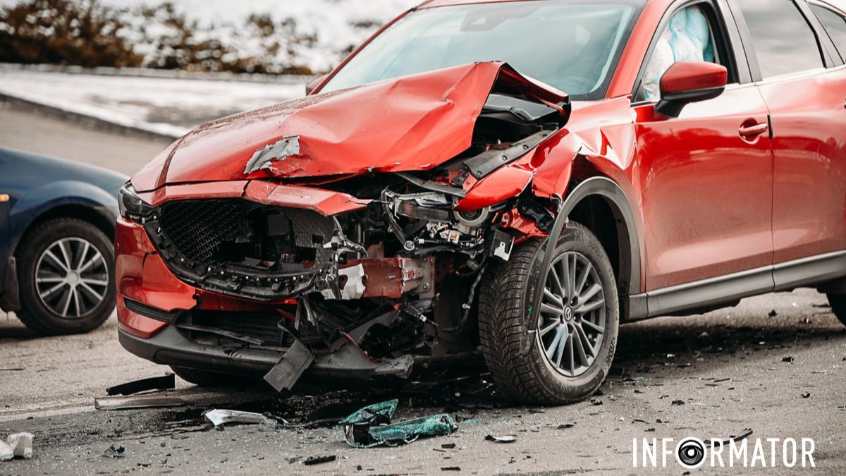 В Днепре на Космической сильная пробка: Mazda влетела в Ford