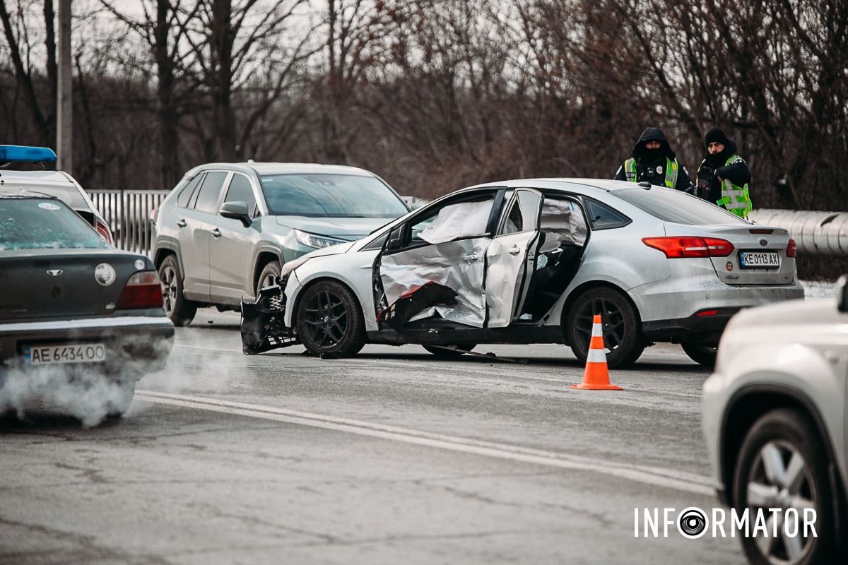 В Днепре на Космической сильная пробка: Mazda влетела в Ford 17