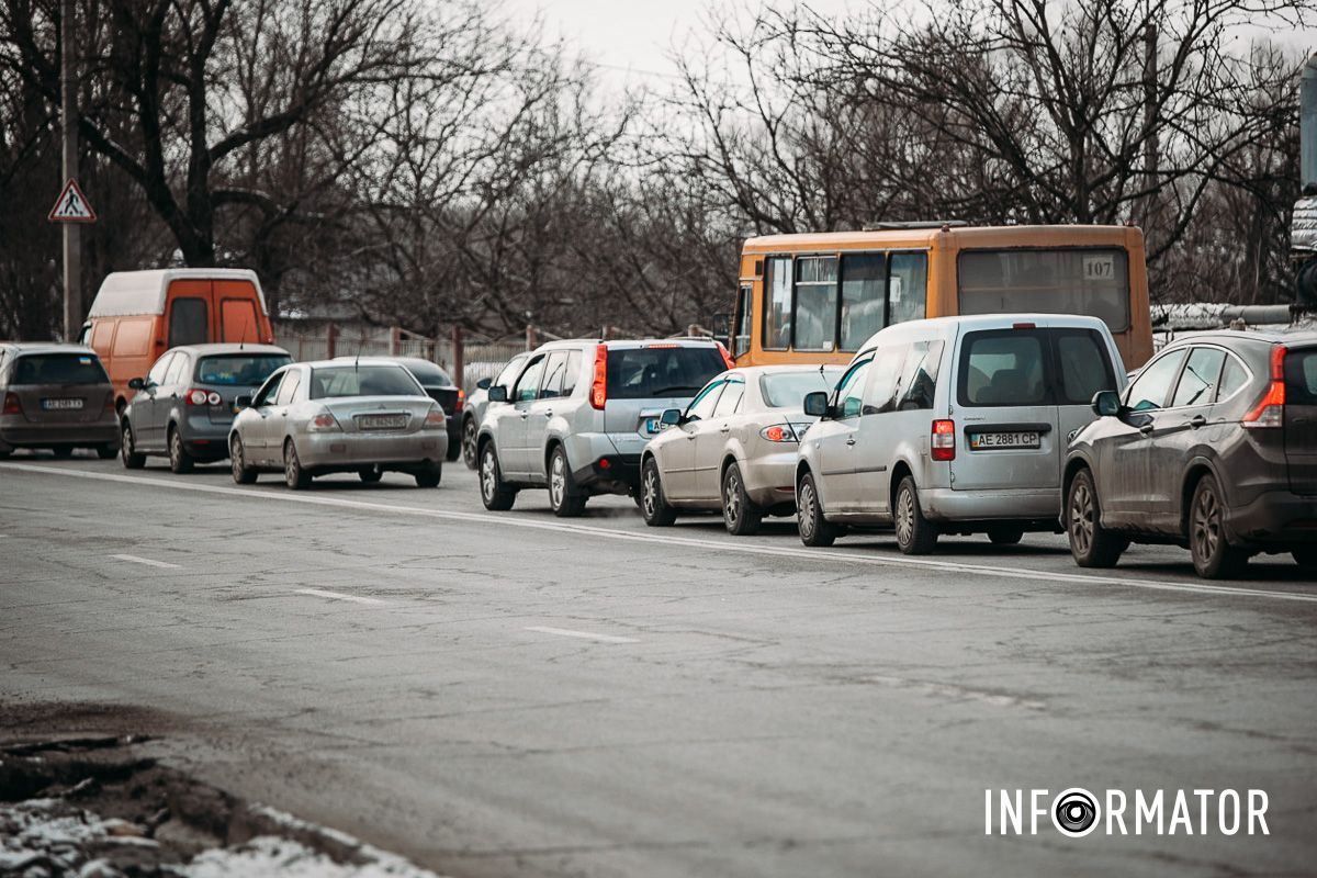 В Днепре на Космической сильная пробка: Mazda влетела в Ford 16