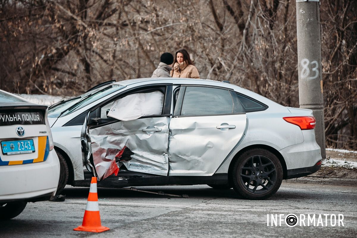 В Днепре на Космической сильная пробка: Mazda влетела в Ford 18