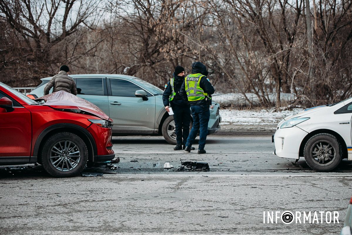 В Днепре на Космической сильная пробка: Mazda влетела в Ford 19