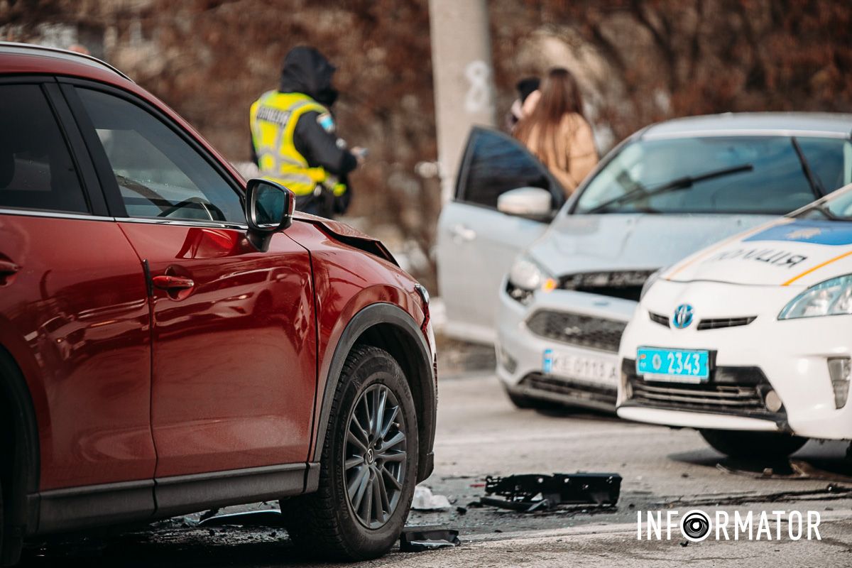 В Днепре на Космической сильная пробка: Mazda влетела в Ford 21
