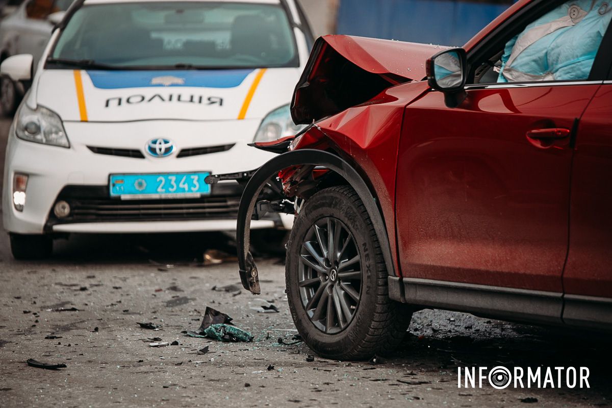 В Днепре на Космической сильная пробка: Mazda влетела в Ford 22