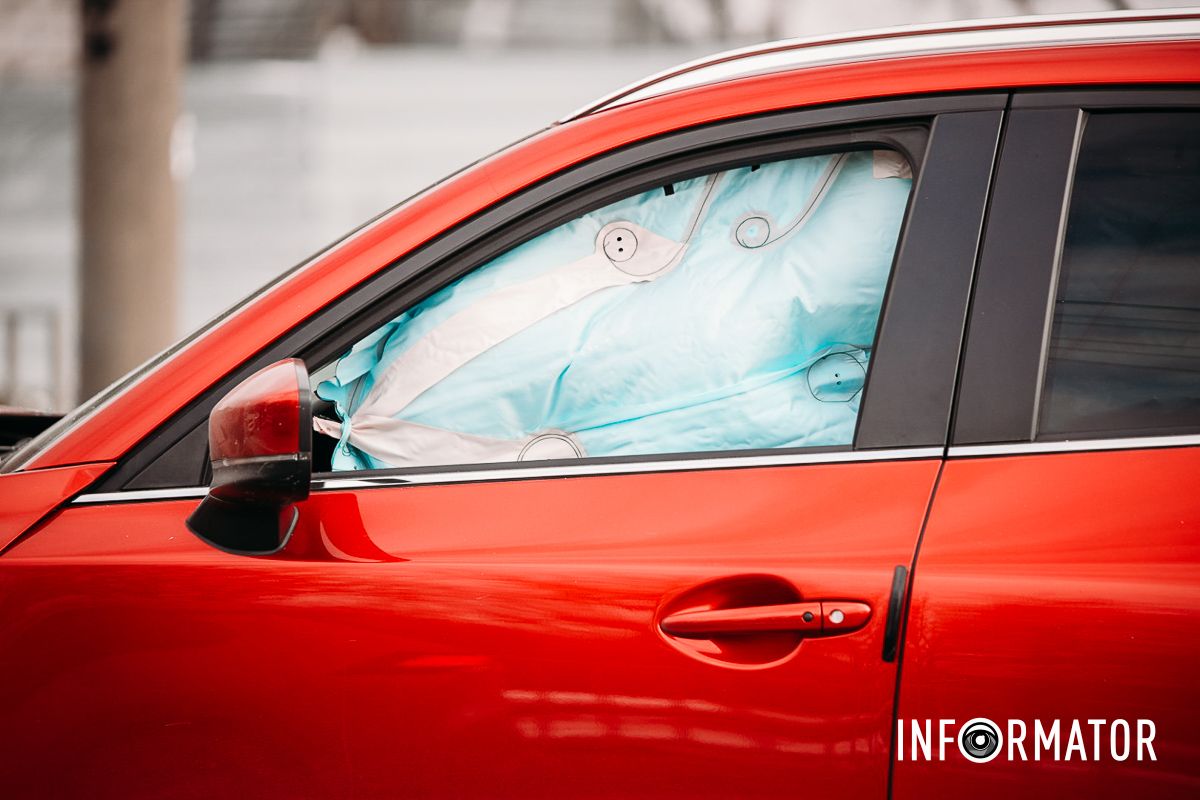 В Днепре на Космической сильная пробка: Mazda влетела в Ford 23