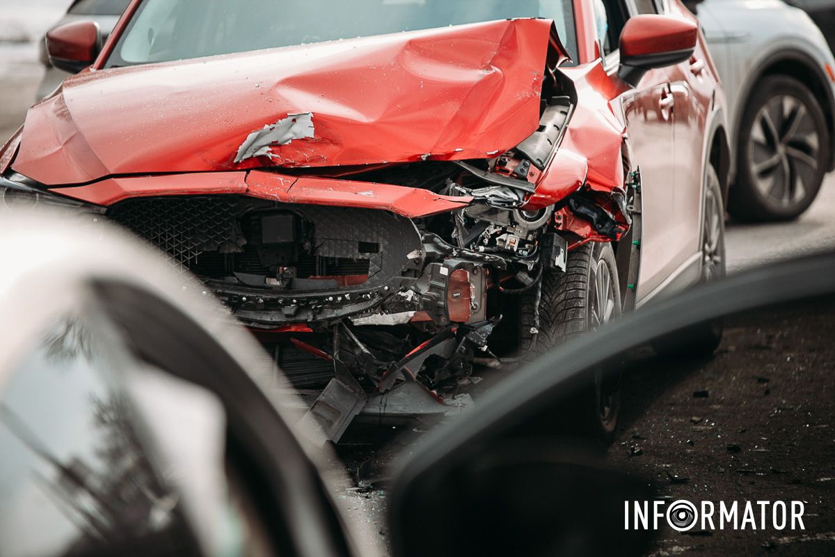 В Днепре на Космической сильная пробка: Mazda влетела в Ford 24