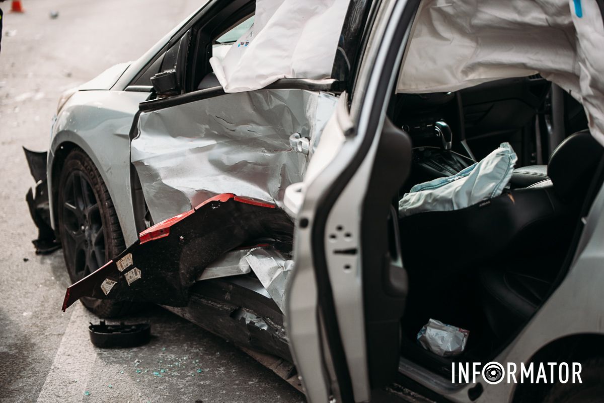 В Днепре на Космической сильная пробка: Mazda влетела в Ford 26