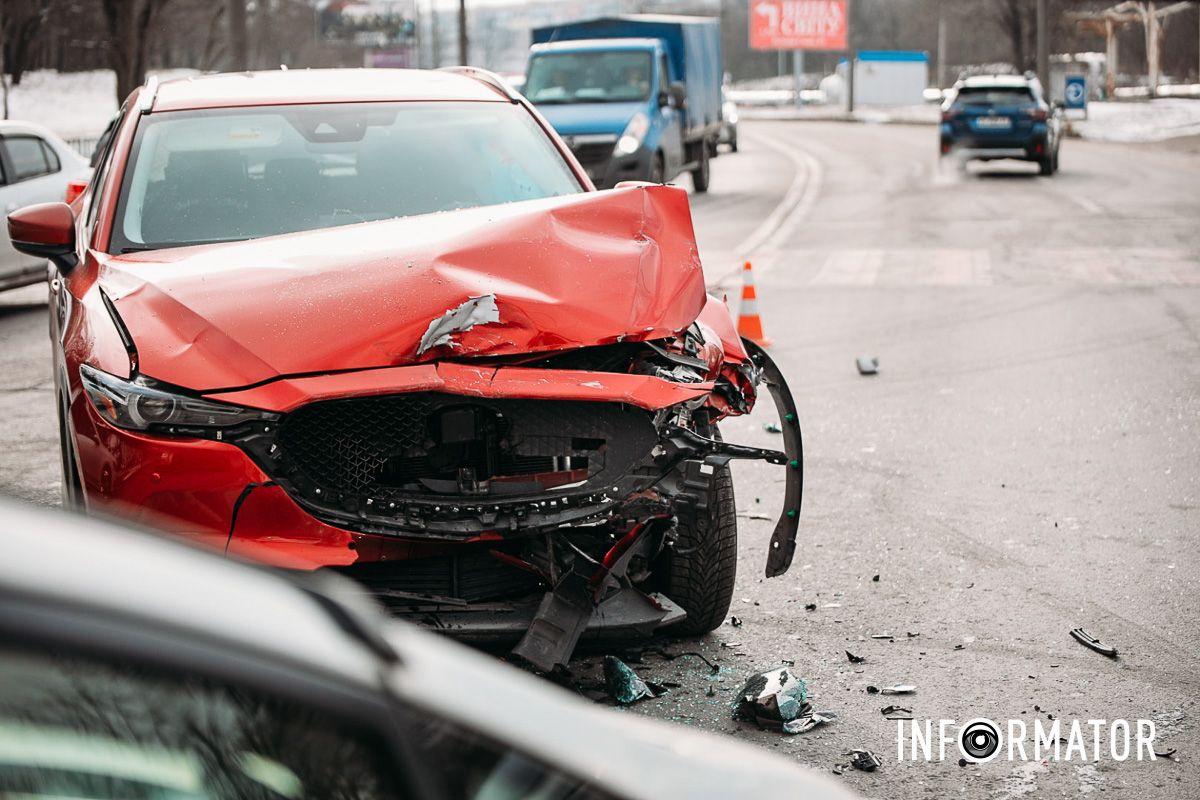 В Днепре на Космической сильная пробка: Mazda влетела в Ford 1