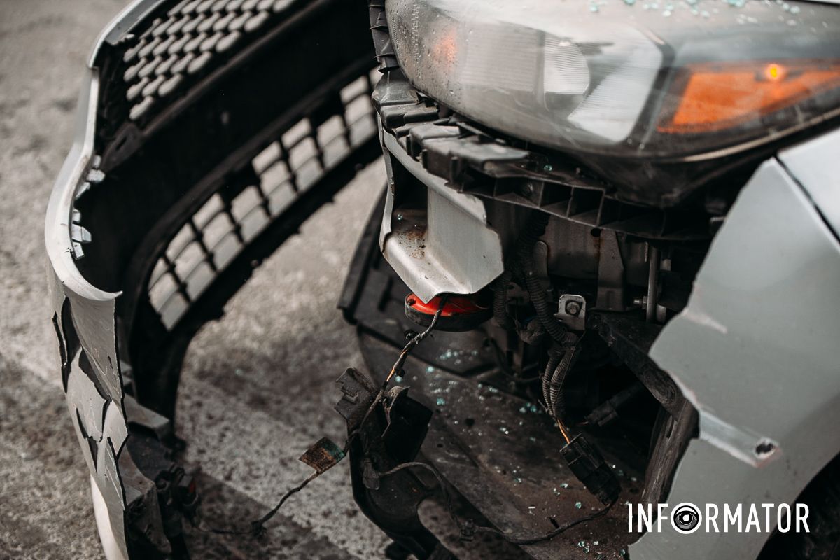 В Днепре на Космической сильная пробка: Mazda влетела в Ford 2