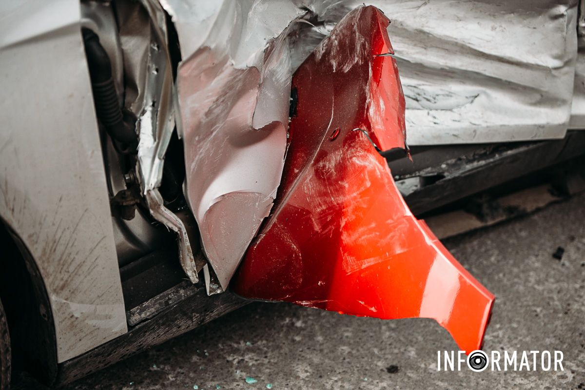 В Днепре на Космической сильная пробка: Mazda влетела в Ford 5