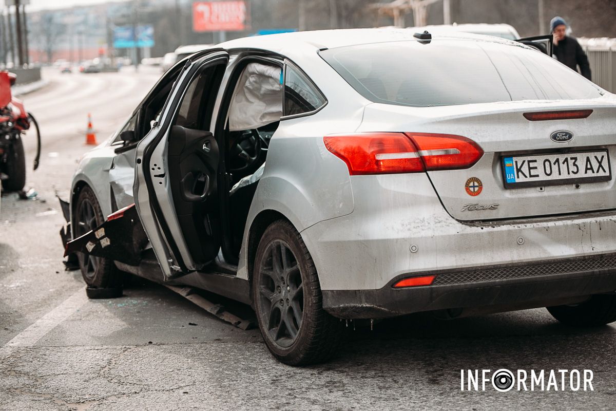 В Днепре на Космической сильная пробка: Mazda влетела в Ford 3
