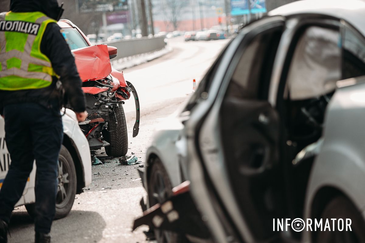 В Днепре на Космической сильная пробка: Mazda влетела в Ford 4