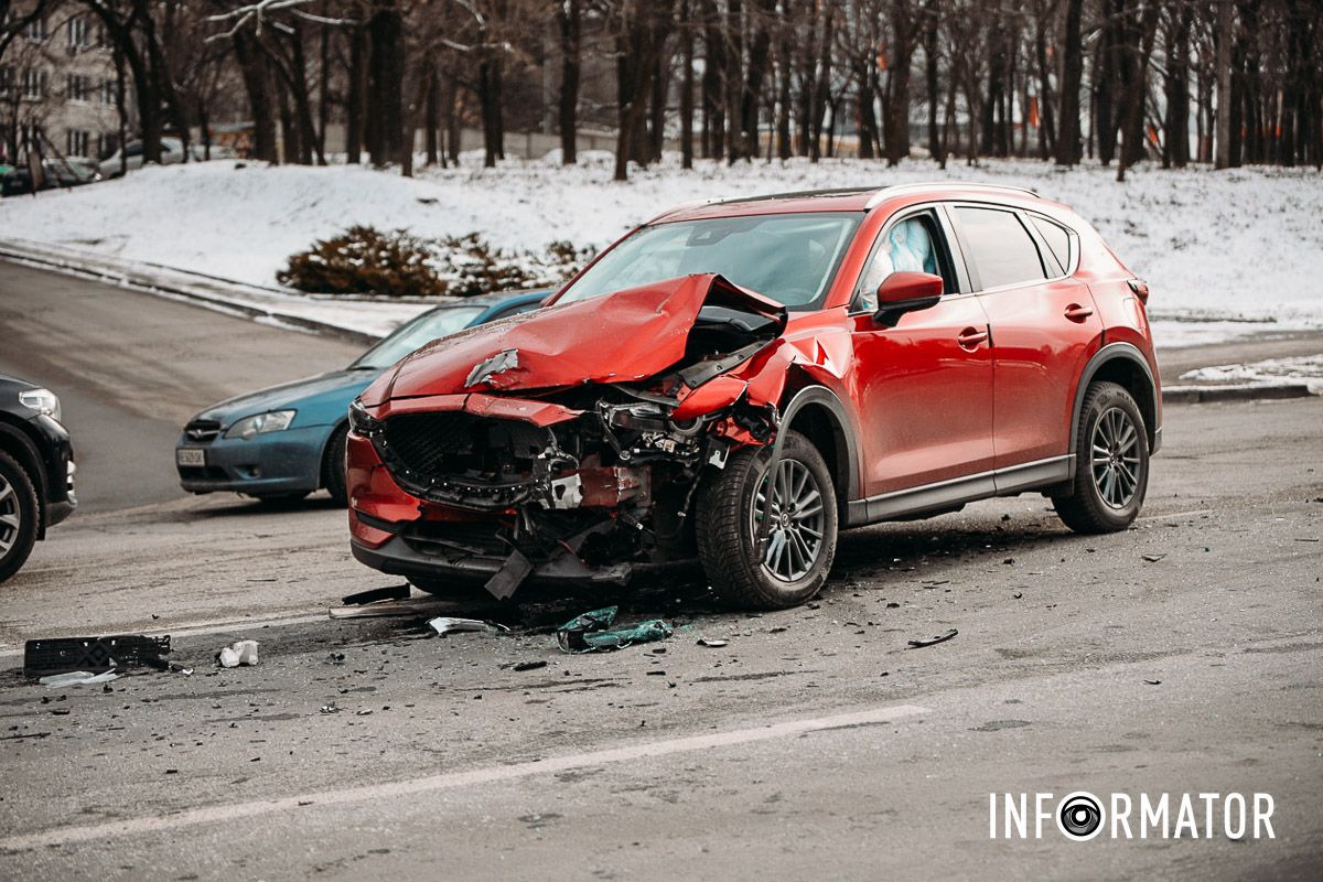 В Днепре на Космической сильная пробка: Mazda влетела в Ford 6
