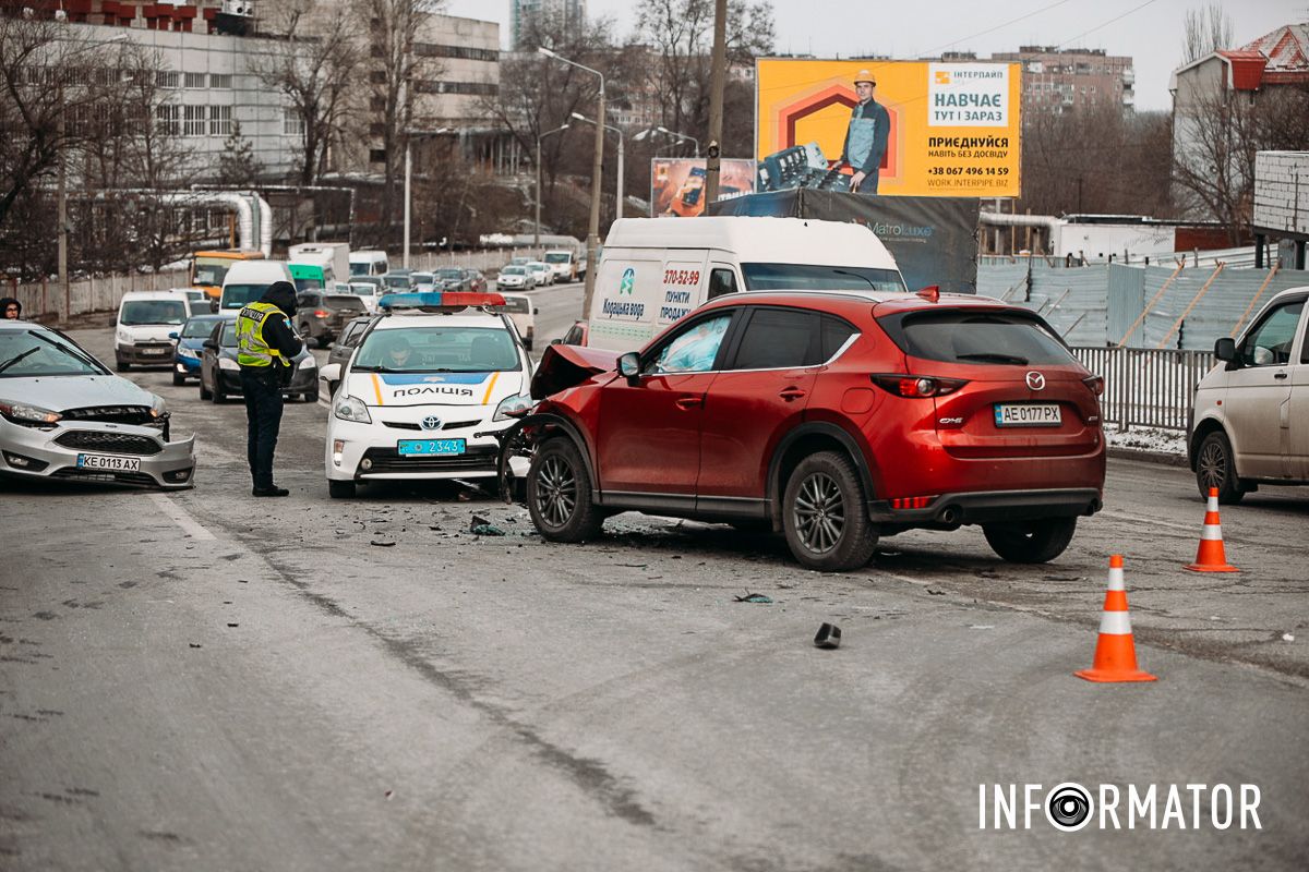 В Днепре на Космической сильная пробка: Mazda влетела в Ford 9