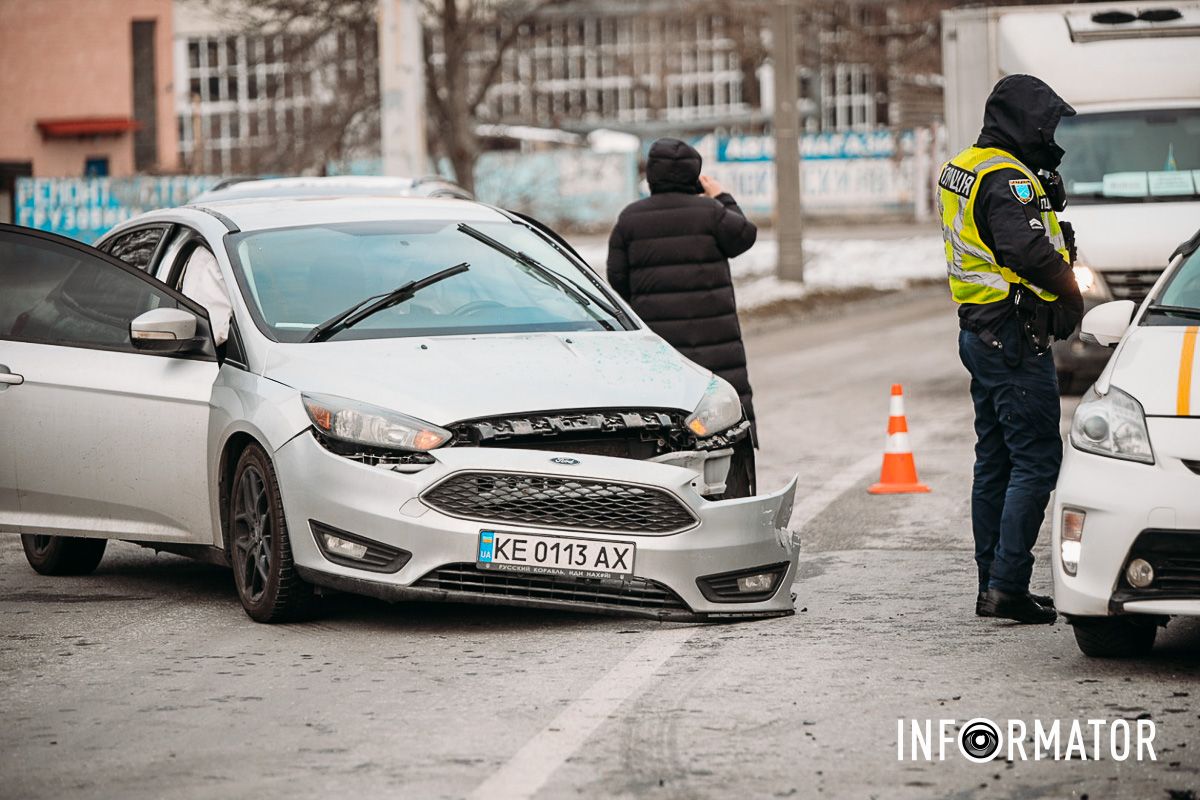 В Днепре на Космической сильная пробка: Mazda влетела в Ford 10