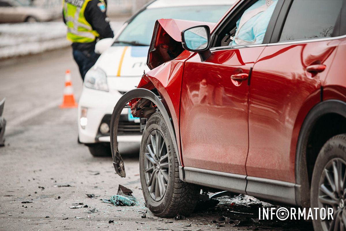 В Днепре на Космической сильная пробка: Mazda влетела в Ford 11